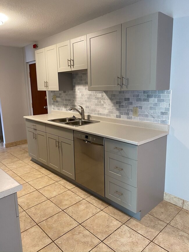 Photo - 96 Marlborough St S