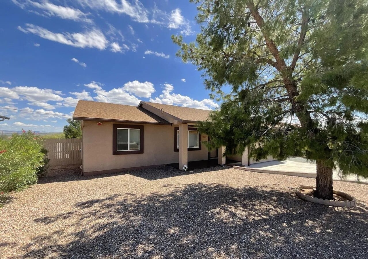 Photo - Cute 3 Bedroom 2 Bath 2 Car Garage Home in *Cordes Lakes*