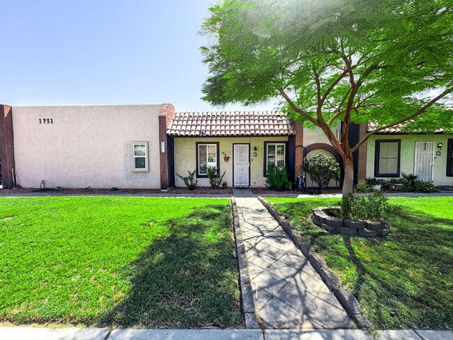 Building Photo - "Charming 2-Bedroom Oasis in Yuma with Mod... Unit Apt 13