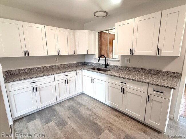 Photo - 28476 Marquette St