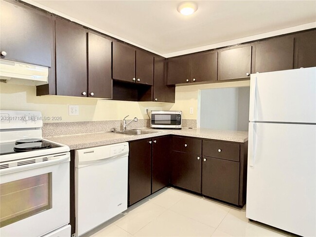 Photo - 450 Commodore Dr Unidad 214