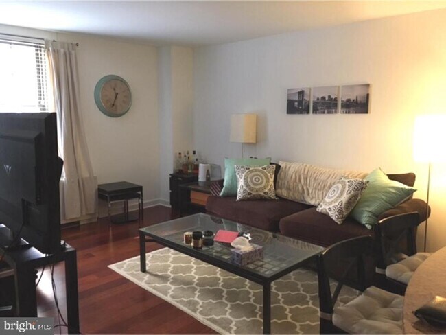 Building Photo - 219 S 18th St Unit 1416