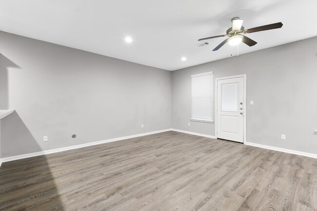 Photo - 124 Artesian Way