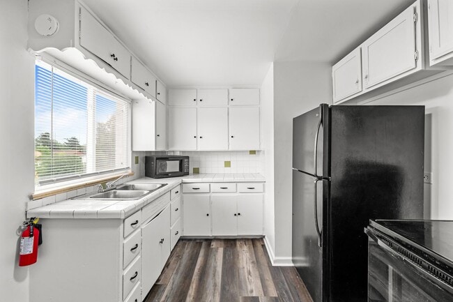 Building Photo - Come check out this beautiful apartment cl...