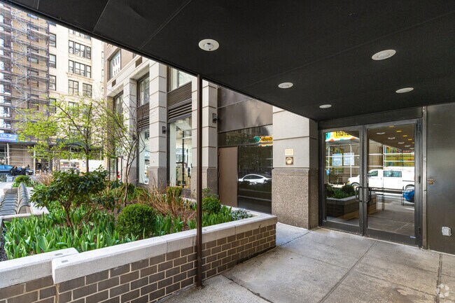 Entrance - 108 Fifth Ave