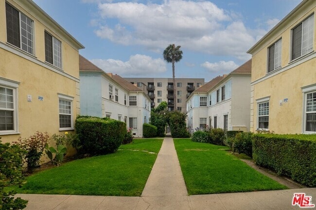 Building Photo - 6773 Yucca St Unit 4 Rental