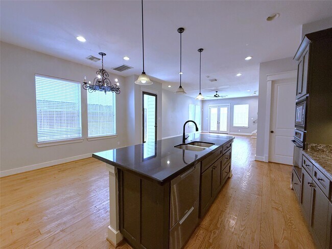 Photo - 5237 Center St