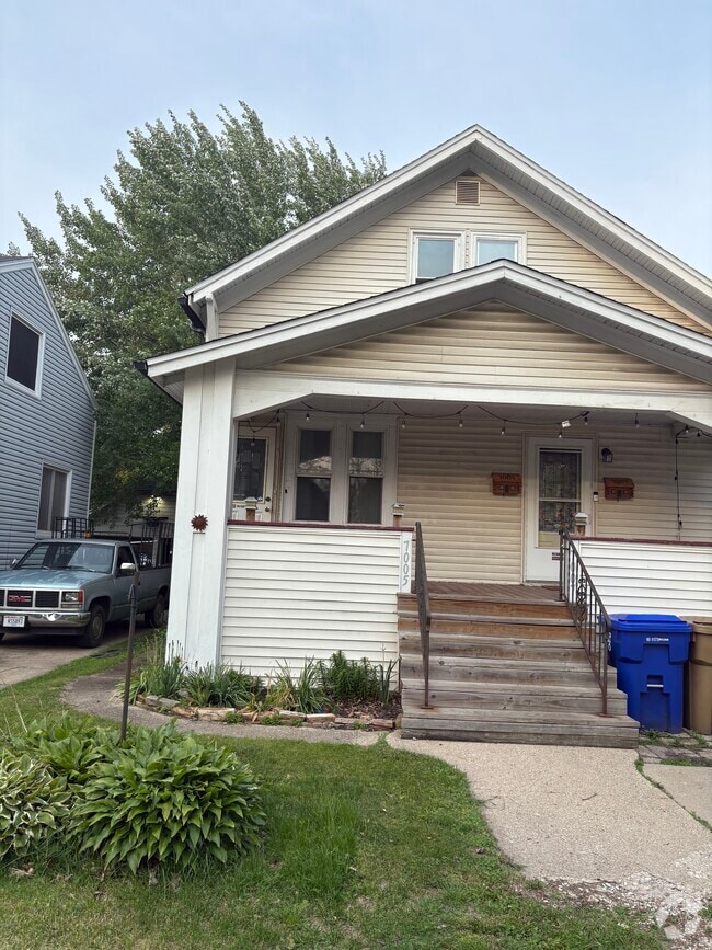 Building Photo - 7005 13th Ave Unit 7005 upper Rental