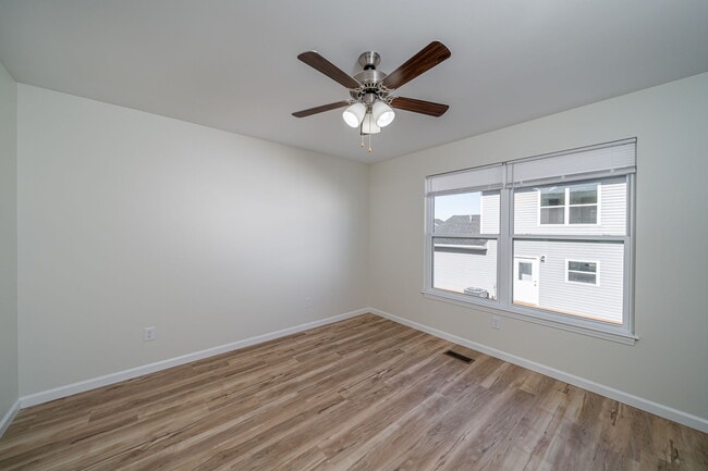2BR Townhome - 1215 ft2