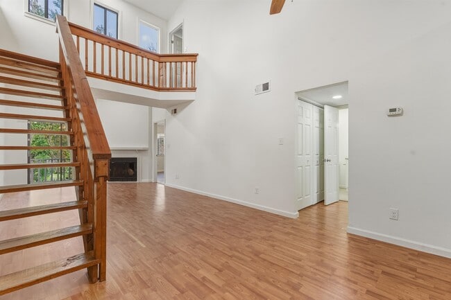 Building Photo - 2900 Woodrich Dr