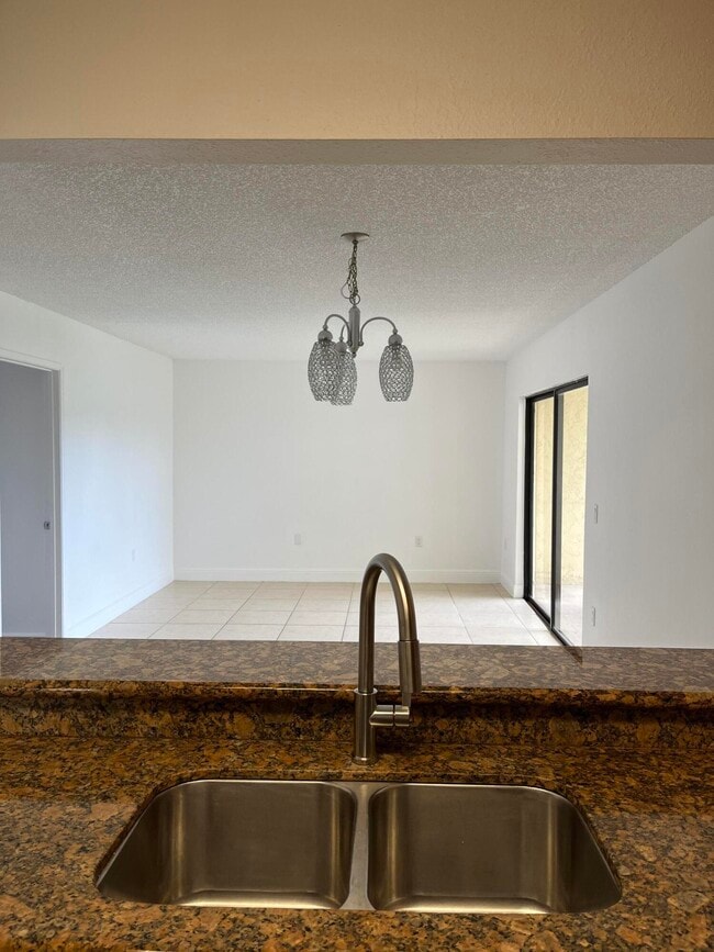 Building Photo - 1522 Lake Crystal Dr Unit E