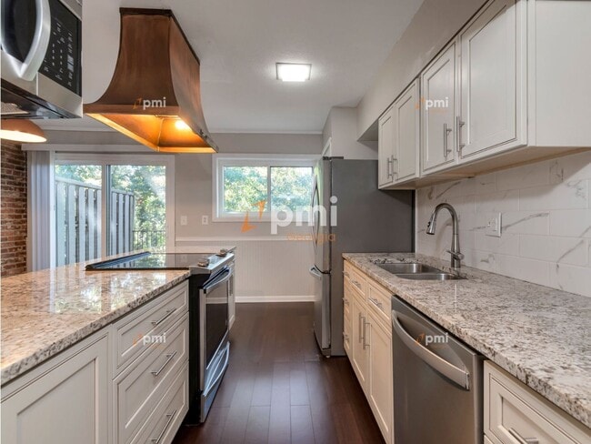 Photo - 3083 Colonial Way