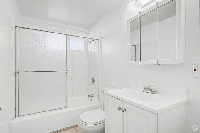 1BR, 1BA - 425SF - Bathroom