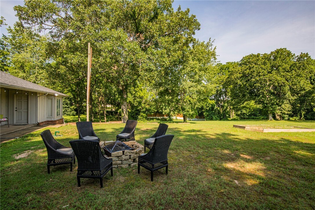 Photo - 107 NW Winfield Ln