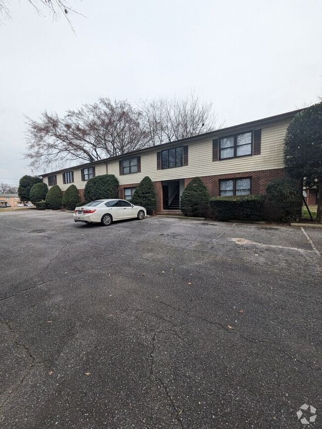 Building Photo - 1BD/1BA Second Floor Unit at Westmont Apar... Rental