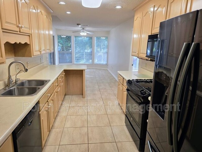 Building Photo - 303 Shoreline Dr