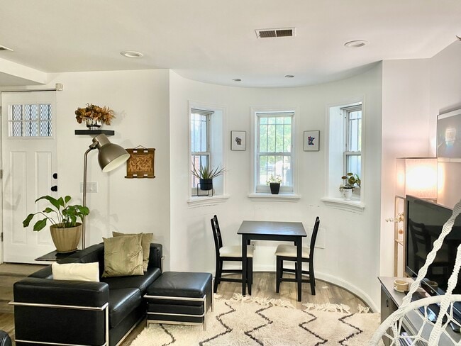 Photo - 223 Florida Ave NW Unidad 1 Rental