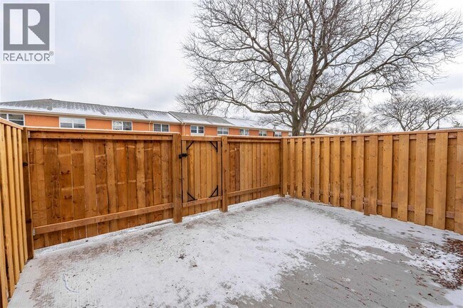 Photo - 834 Exmouth St