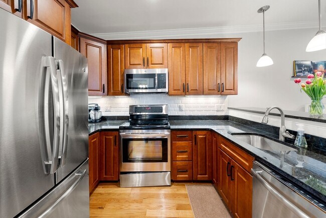 Photo - 695 E 8th St Unit 3