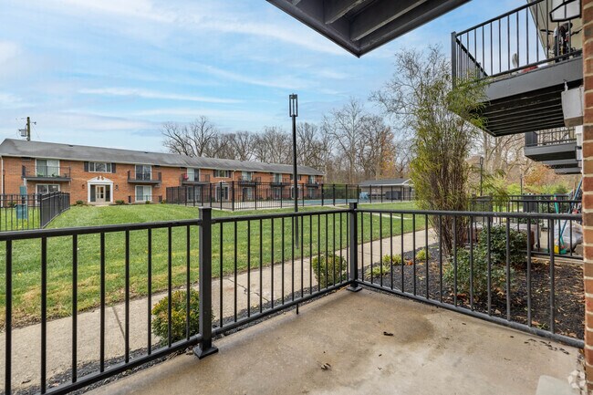 2BR, 1BA - 738SF - Balcony