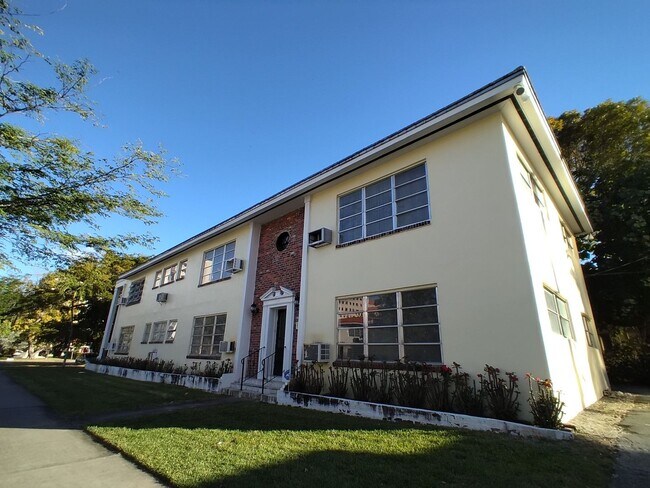 Photo - 1000 E Ponce De Leon Blvd