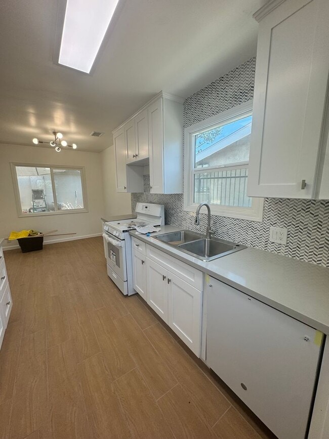 Building Photo - Saticoy 14937/Tung Unit 14937 Saticoy St  3
