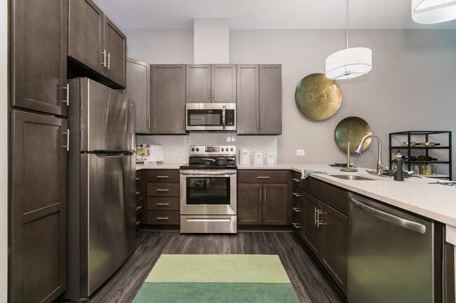 1BR, 1BA - 769 SF - Kitchen