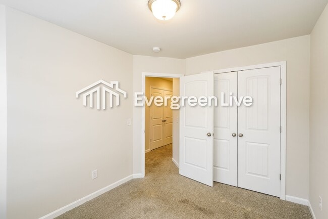 Photo - 950 Hamilton Cross Dr