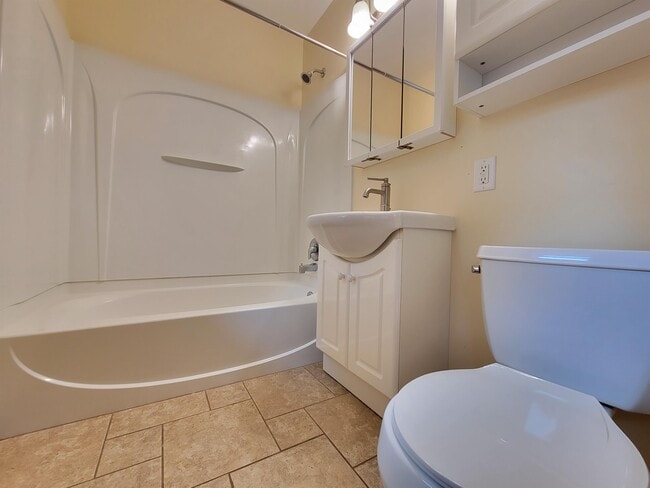 Building Photo - 1250-4 1/2 4 1/2 St NW