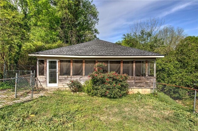 Building Photo - 2014 Maple Ave SW