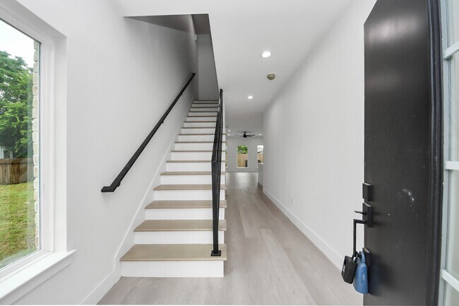 Photo - 8218 Lawler St
