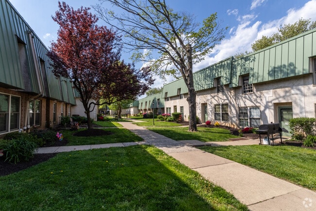 Photo - Huntingdon Hills Condominiums
