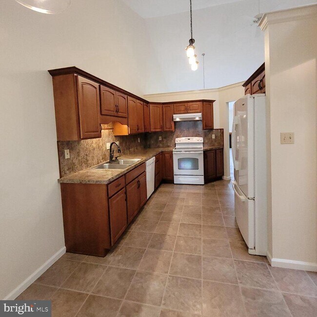 Photo - 138 Hawthorne Ct