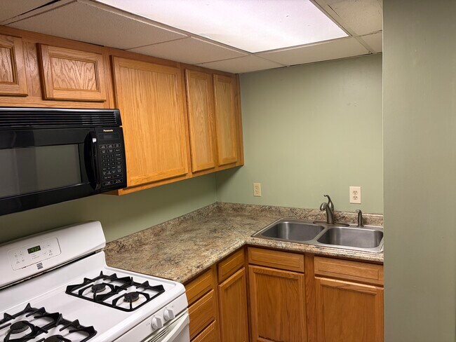 Kitchen - 2471 E Turkeyfoot Lake Rd Unidad B
