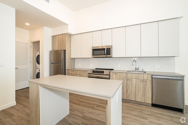 1BR, 1BA - 756SF