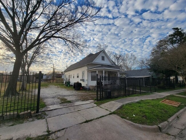 Photo - 1905 Chapman St