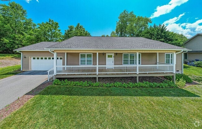 Building Photo - Between Brevard & Hendersonville Rental