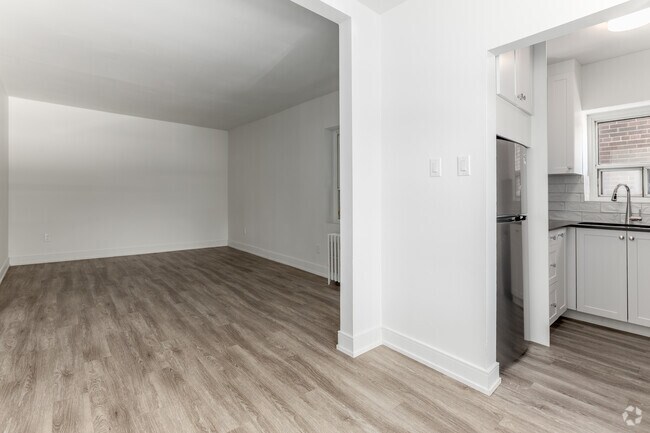 2BR, 1BA - 885SF - Kitchen/Living Room