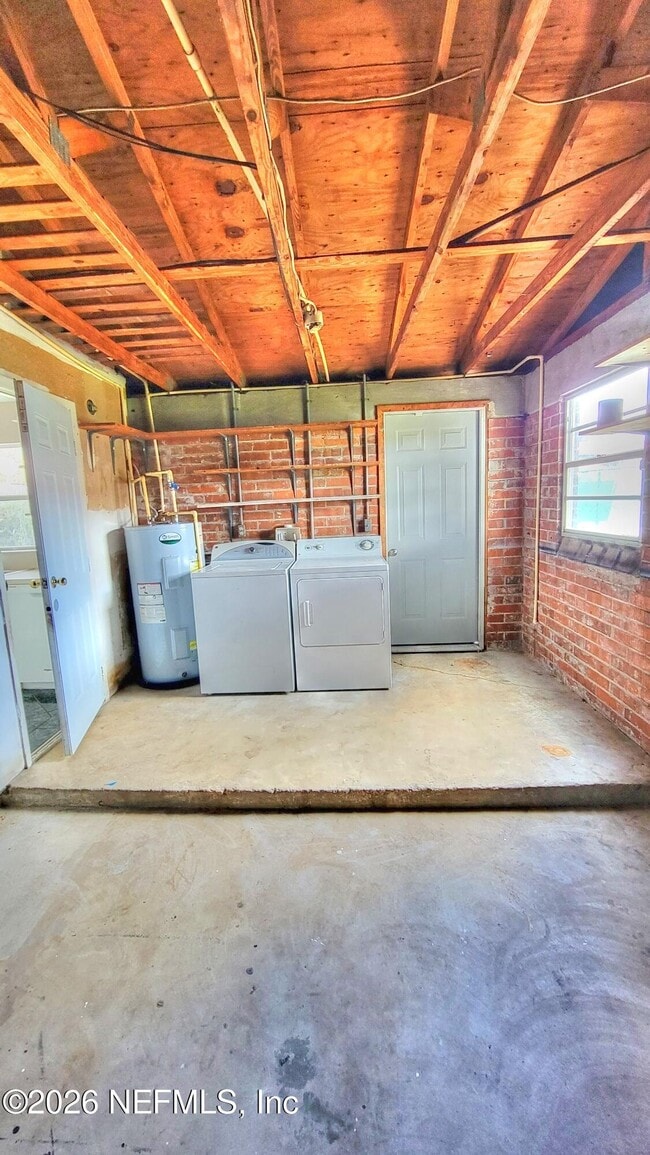 Photo - 2472 Fernside Rd