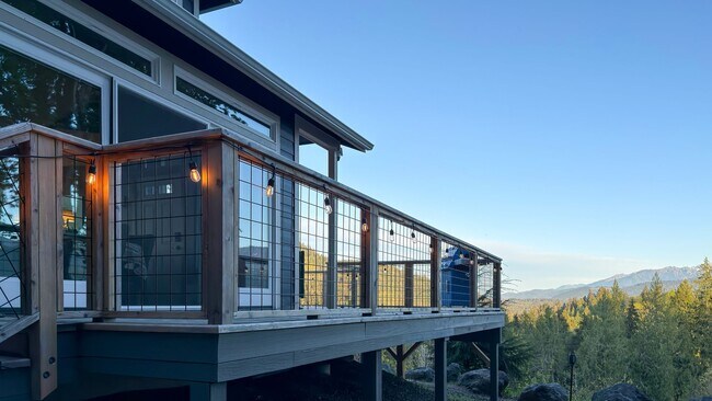 646 Crescent Bay Ln