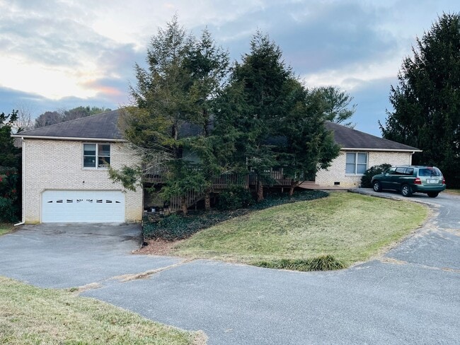 Building Photo - 3 Bedroom 2 Bath Duplex with 2 Car Garage Rental