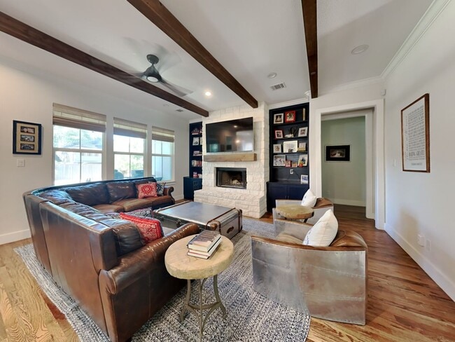 Photo - IMMACULATE HOME IN UNIVERSITY HEIGHTS! UPD...