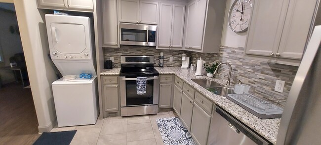 Full Kitchen with All Appliances and Eat-in Bar - 3338 Blodgett St Condominio Unidad 3338