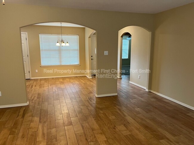 Photo - 529 Ridge Point Dr