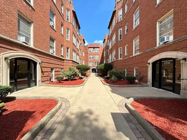Building Photo - 503 W Aldine Ave Unit J00W