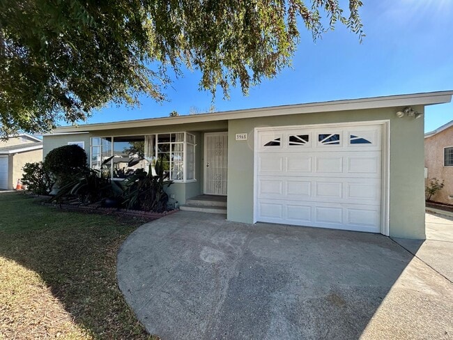 Building Photo - 2 Bed 1 Bath House with Large Yard in Cent...