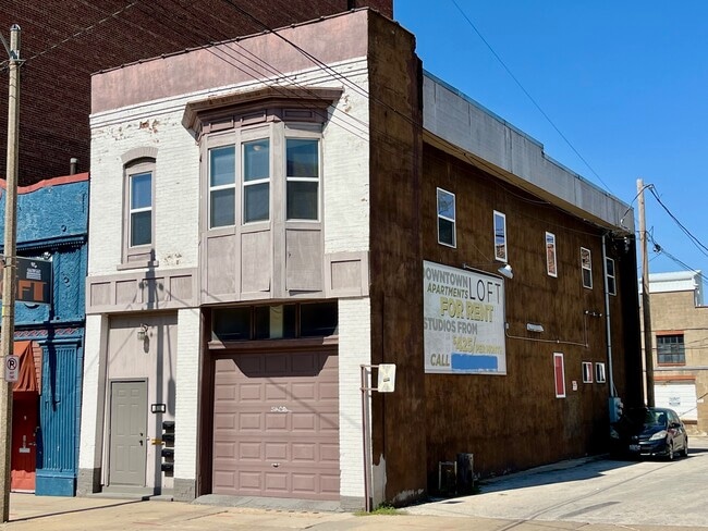 Building Photo - 105 W Market St Unit 3