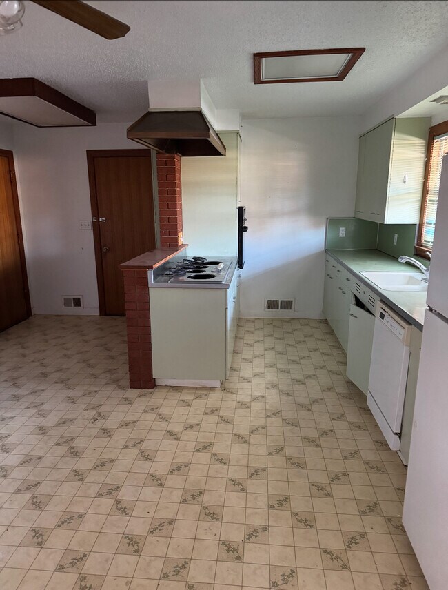 Photo - 204 E Cardwell St