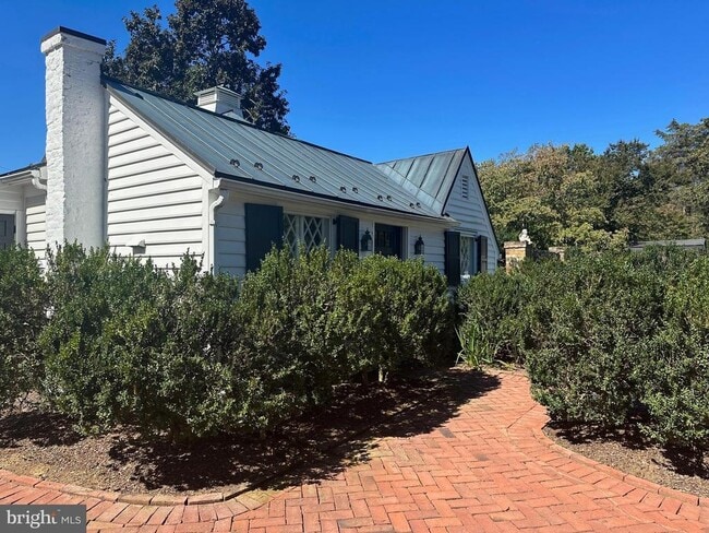 Building Photo - 11 Chatham Heights Rd Rental
