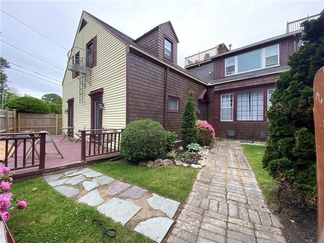 Building Photo - 167 Coggeshall Ave Unit A